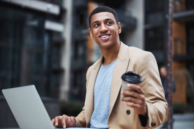 Düşüncelerinin derinliklerinde neşeli bir erkek.