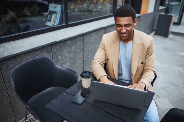 Neşeli esmer erkek partner ile sohbet ediyor.