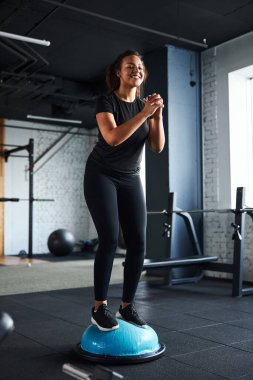Mutlu kadın dengesi bosu fitness antrenöründe