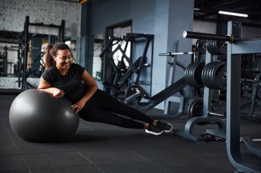 Neşeli kadın karın kasları çalışırken eğleniyor.