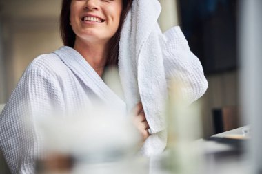 Şirin bir kadının gülümsemesini sergilediği yakın plan