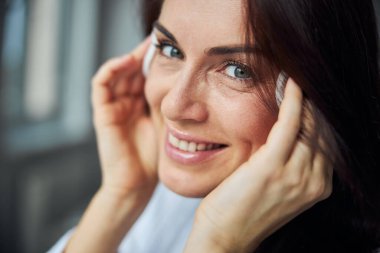 Kamerada poz veren sevimli bir kadın portresi.