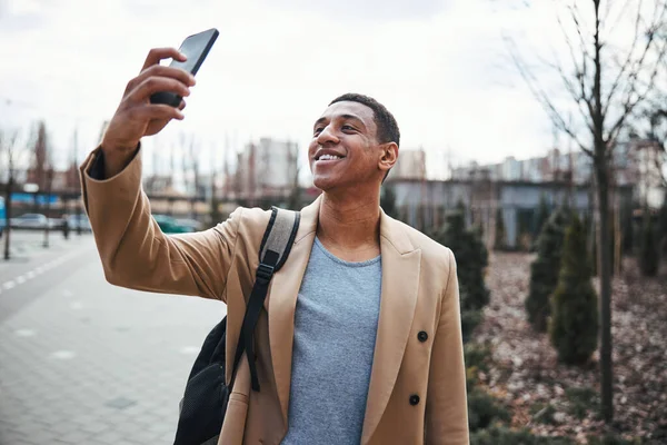 Pozitivní radost mezinárodní muž dělá selfie fotografie — Stock fotografie