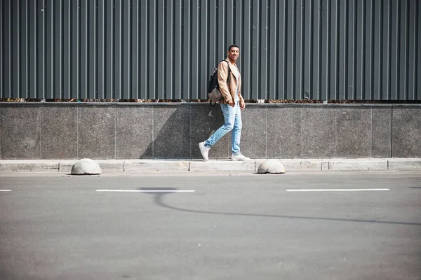 Mladý mezinárodní muž jde na chodník — Stock fotografie