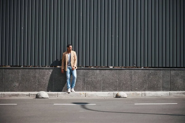 Giovane uomo elegante godendo giornata di sole in città — Foto Stock