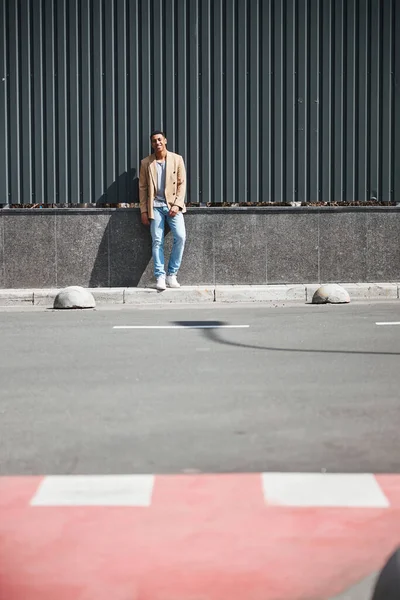 Silhouette de jeune homme debout sur le trottoir — Photo