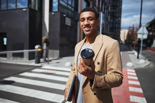 Portret van een vrolijke man die naar de camera kijkt — Stockfoto