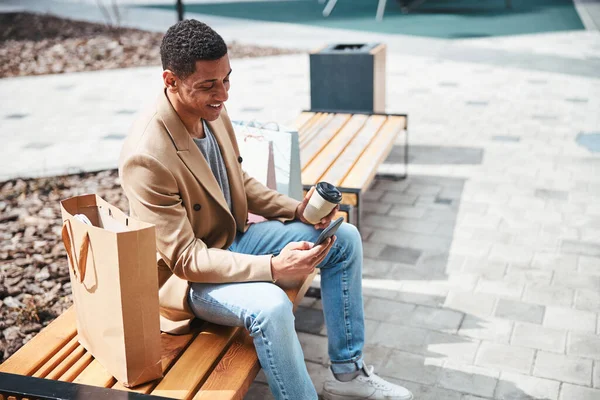 Focalizzato foto su giovane uomo godendo il suo caffè — Foto Stock