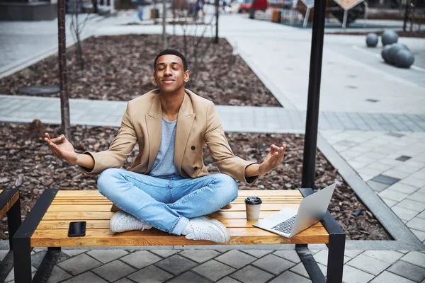 Tipo homem internacional meditando na rua — Fotografia de Stock