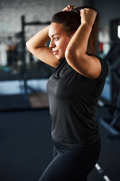 Mujer sonriente en forma preparándose para hacer deporte en interiores — Foto de Stock