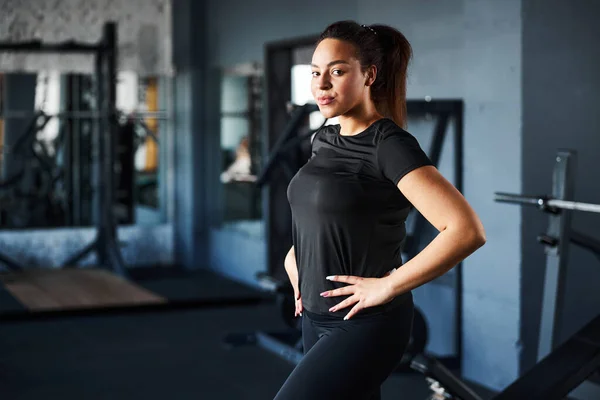 Glad kvinnlig tränare som jobbar på gym — Stockfoto
