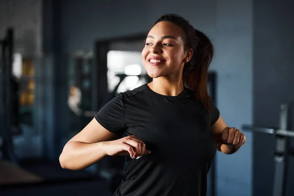 Jovencita alegre haciendo fitness en el gimnasio — Foto de Stock