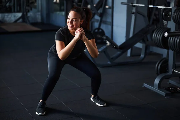 God ung kvinna gör buttocksworkout i gymmet — Stockfoto