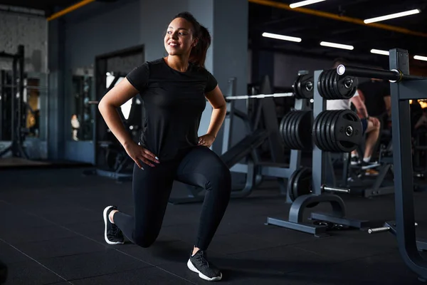 Gelukkig jong vrouw genieten van lichaamsgewicht training binnen — Stockfoto