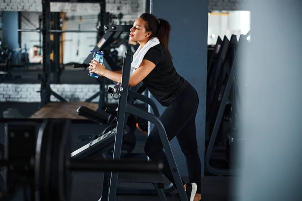 Idrottskvinna tillbringar fritid i gymmet — Stockfoto