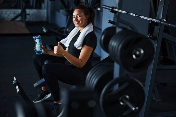 Leende vacker kvinna känner sig lycklig efter gym träning — Stockfoto