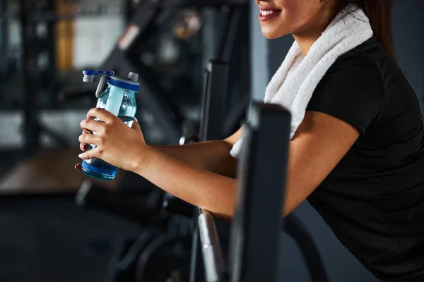 Glada ung kvinna släcka törst i gymmet — Stockfoto