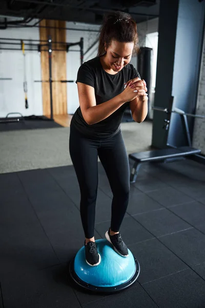 Alegre ejercicio femenino con equipo en el gimnasio — Foto de Stock