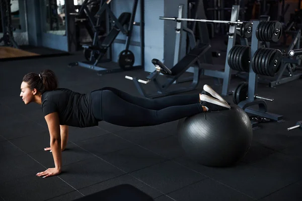 Sportig söt kvinnlig träningskärna i gymmet — Stockfoto