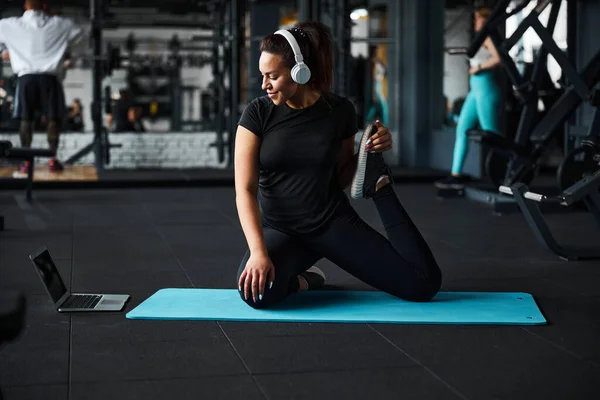 Entrenadora femenina feliz haciendo entrenamiento en línea con gadgets — Foto de Stock