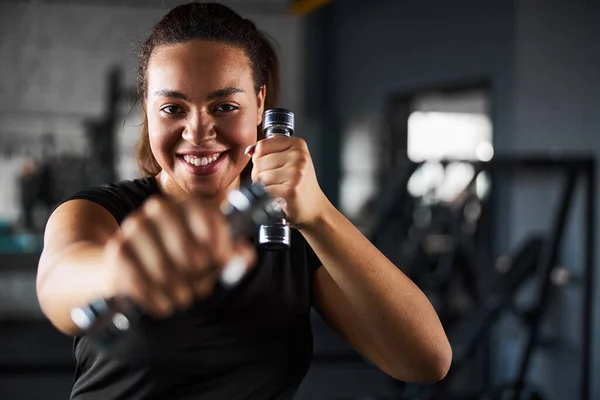 Gelukkig vrouw doet tae bo workout binnen — Stockfoto