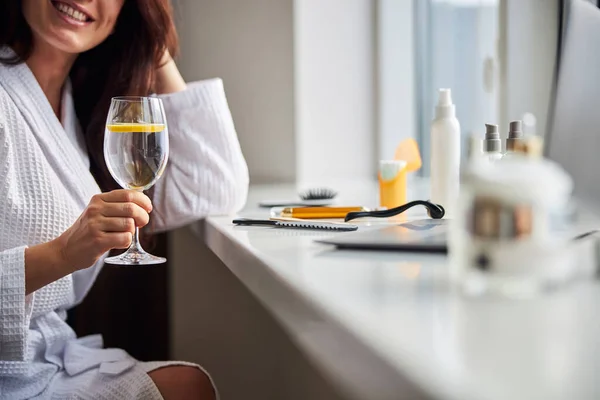 Mujer relajada preparándose para su procedimiento de belleza —  Fotos de Stock