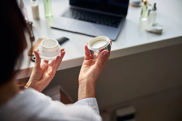 Nahaufnahme von weiblich dass opening sie cream — Stockfoto