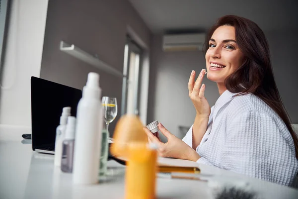 カメラにポーズをとる幸せな女性の肖像 — ストック写真