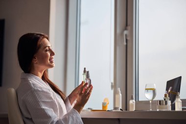 Rahatlamış bir kadın çevrimiçi arkadaşlarına danışıyor.