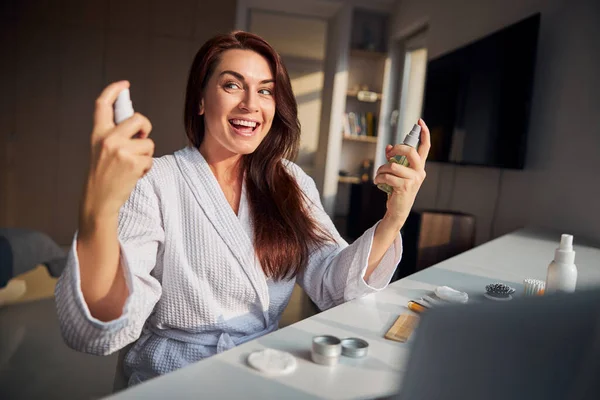 Pozitiv încântat bruneta femeie folosind cosmetice naturale — Fotografie, imagine de stoc