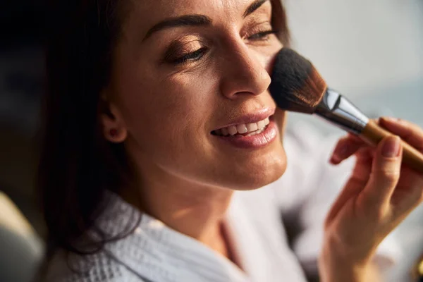 Close up of cute woman doing makeup — Stock Photo, Image