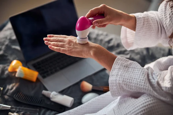 Fokussiertes Foto auf Massagegerät in der Hand — Stockfoto