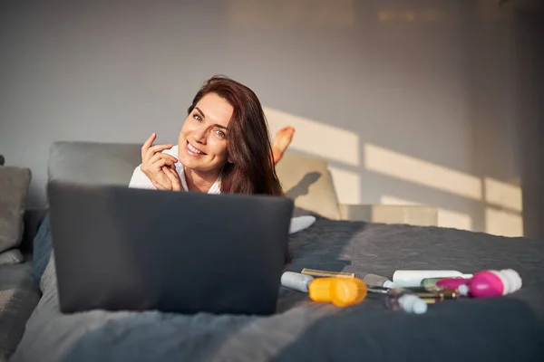 Positiva belleza encantada tumbada en su cama —  Fotos de Stock