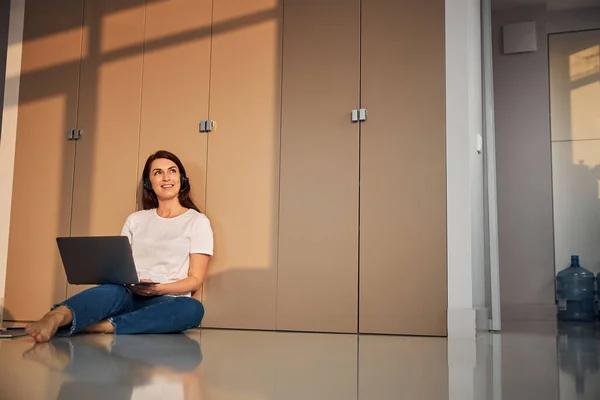 Mujer morena alegre disfrutando del juego de la luz —  Fotos de Stock