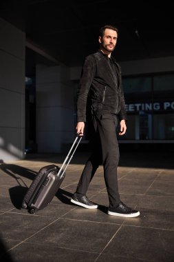 Yolculuk boyunca yeni şehirleri keşfetmeye hazır olan kişi