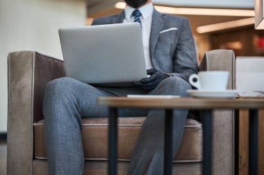 Tanınmayan iş adamları tarafından plastik eldivenlerde kullanılan modern bir laptop.