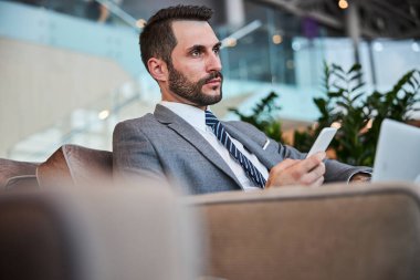 Aletlerle tek başına otururken ilginç bir fikre kapıldın.