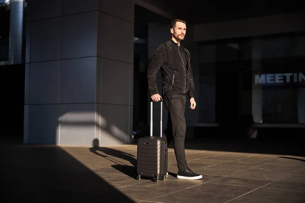 Confident traveler walking with his suitcase alone — Stock Photo, Image