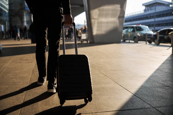 Reisende, die nach angenehmer Reise in der Stadt ankommen — Stockfoto