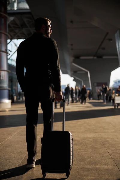 Young man person arriving in another country with luggage — Stock Photo, Image