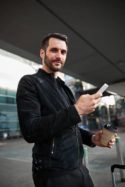 Un bel homme souriant buvant du café pour y aller seul — Photo