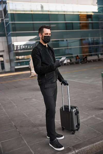 Ruhiger Mann mit Schutzmaske und Handschuhen unterwegs — Stockfoto