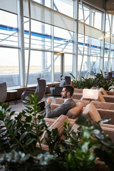 Großzügige Flughafen-Lounge-Zone mit nur einem Besucher — Stockfoto