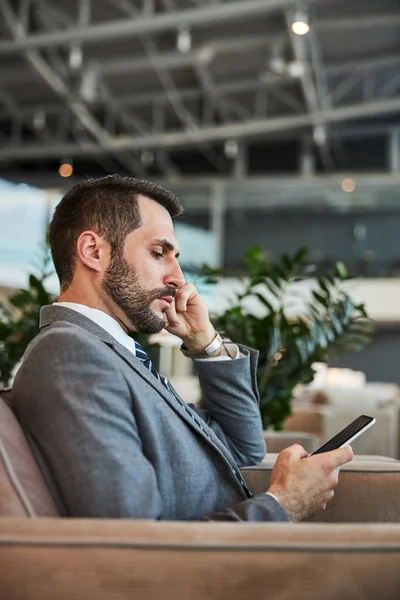 Waisting tijd door het scrollen van het nieuws op het internet — Stockfoto