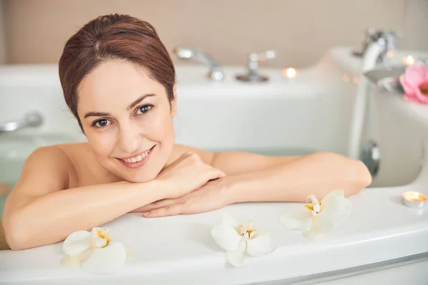 Piacevole bruna femmina si diverte a fare il bagno — Foto Stock