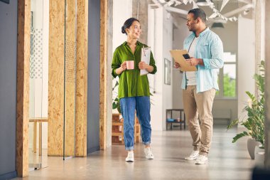 İki uluslararası genç iyi iletişim kuruyor.