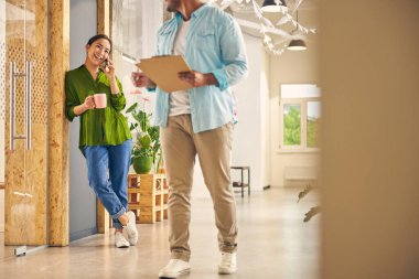 Memnun uluslararası kadın kahve molasında.