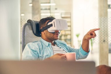 İşteki genç erkeğe yakın dur.