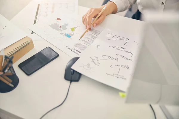 Nahaufnahme einer weiblichen Hand, die während der Arbeit Bleistift hält — Stockfoto