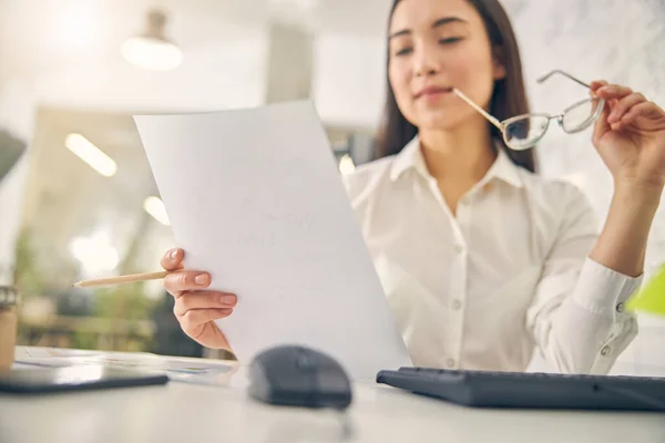 Persona femenina bastante internacional revisando su boceto — Foto de Stock